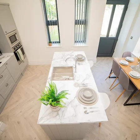 Apartment Stylish 3-bedroom Townhouse In Leeds: Ideal For Leisure & Corporate *