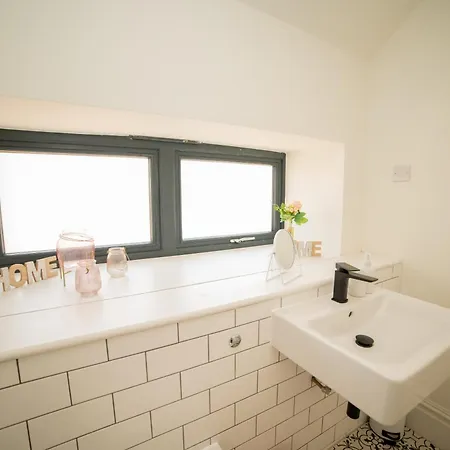 Stylish 3-bedroom Townhouse In Leeds: Ideal For Leisure & Corporate