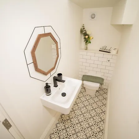 Stylish 3-bedroom Townhouse In Leeds: Ideal For Leisure & Corporate *