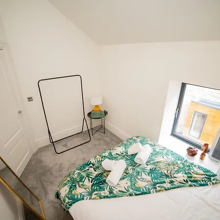 Stylish 3-bedroom Townhouse In Leeds: Ideal For Leisure & Corporate Apartment