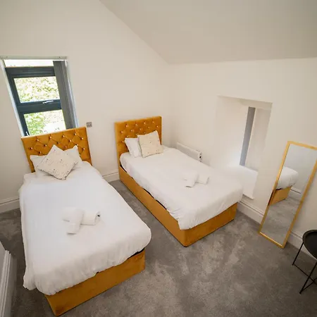 Stylish 3-bedroom Townhouse In Leeds: Ideal For Leisure & Corporate Apartment