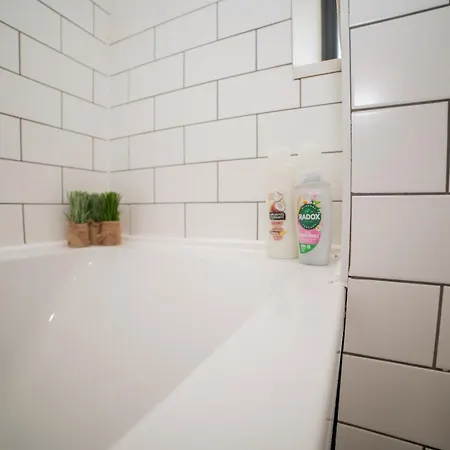 Stylish 3-bedroom Townhouse In Leeds: Ideal For Leisure & Corporate Apartment